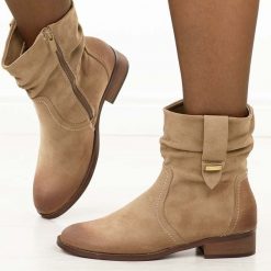 Khaki zamszowe botki damskie Jezzi 9180. Brązowe botki Jezzi, na jesień, bez wzorów, z jeansu, z okrągłym noskiem, bez obcasa, na obcasie, bez zapięcia. Za 219.00 zł.