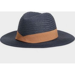 Parfois - Kapelusz. Niebieskie kapelusze Parfois, bez wzorów, z materiału. W wyprzedaży za 49.90 zł.