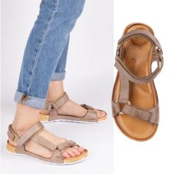 Olivier Sandały damskie barefoot-friendly skórzane beżowe beżowy. Brązowe sandały bez wzorów, biznesowe, bez obcasa, bez zapięcia. Za 367.89 zł.