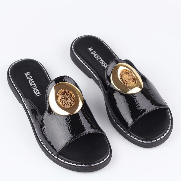 Czarne klapki damskie M.Daszyński 2266-5. Czarne klapki M.Daszyński, bez wzorów, ze skóry, bez obcasa. Za 129.00 zł.