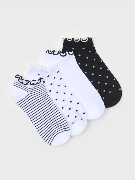 Skarpetki z falbanką 4 pack - biały. Białe skarpety Sinsay, bez wzorów. Za 12.99 zł.