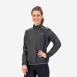 Kurtka przeciwdeszczowa damska Rogelli Essential. Czarne kurtki sportowe Rogelli, s, bez wzorów, bez kaptura, rowerowe. Za 329.00 zł.