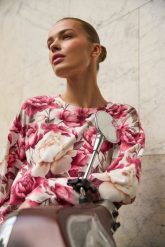 Bluza w kwiaty różowa. Czerwone bluzy MOODO, l, bez wzorów, z bawełny, bez kaptura. Za 119.99 zł.