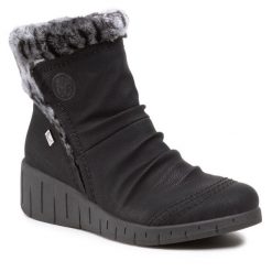 Botki Rieker. Czarne botki Rieker, bez wzorów, bez obcasa, na koturnie, bez zapięcia. Za 349.99 zł.