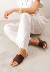 Brązowe Klapki VICES na Płaskiej Podeszwie z Paskiem na Palec i Aplikacją Oriphite. Brązowe klapki Born2be, z aplikacjami, z jeansu, bez obcasa, na płaskiej podeszwie. Za 69.99 zł.