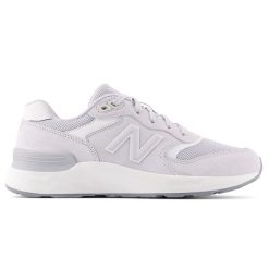 Buty damskie New Balance WW880BA7 – szare. Szare obuwie sportowe New Balance, z gumy, bez zapięcia, na fitness i siłownię. Za 499.99 zł.