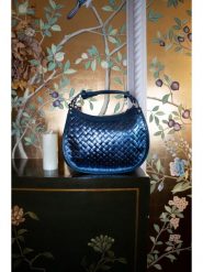 Victor & Hugo Paris Skórzana torebka "Leana" w kolorze niebieskim - 27 x 14 x 7 cm rozmiar: onesize. Niebieskie torby na ramię Victor & Hugo Paris, bez wzorów, z materiału, przez ramię, bez dodatków. Za 374.19 zł.