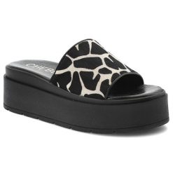 Czarne Klapki Chebello Stylowe Obuwie Damskie Na Platformie Żyrafa. Czarne klapki CheBello, bez wzorów, ze skóry, bez obcasa, na platformie. Za 409.00 zł.