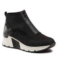 Botki Rieker. Czarne botki Rieker, bez wzorów, bez obcasa, na koturnie, bez zapięcia. Za 259.99 zł.