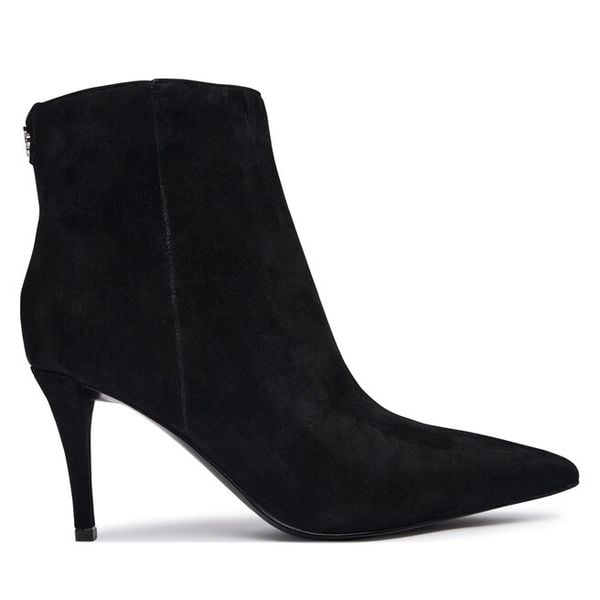 Botki Guess. Czarne botki Guess, z aplikacjami, bez obcasa, na szpilce, bez zapięcia. Za 674.99 zł.
