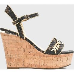 Guess Jeans - Sandały Gesine. Żółte sandały Guess Jeans, z aplikacjami, z jeansu, bez obcasa, na koturnie, bez zapięcia. W wyprzedaży za 449.90 zł.