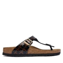 Japonki Birkenstock. Czarne klapki Birkenstock, bez wzorów, bez obcasa. Za 674.99 zł.