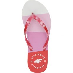Japonki damskie KLD204 - różowy. Czerwone klapki 4f, bez wzorów, z gumy, bez obcasa. W wyprzedaży za 19.99 zł.