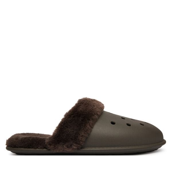 Kapcie Crocs. Brązowe obuwie domowe Crocs, bez wzorów, bez zapięcia. Za 199.99 zł.
