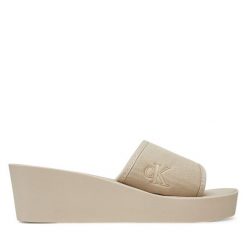 Klapki Calvin Klein Jeans. Brązowe klapki Calvin Klein Jeans, bez wzorów, z jeansu, bez obcasa. Za 139.99 zł.