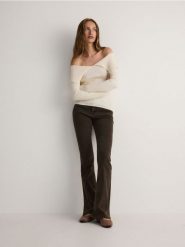 Jeansy flare high waist - beżowy. Brązowe jeansy Reserved, bez wzorów, z podwyższonym stanem. W wyprzedaży za 99.99 zł.