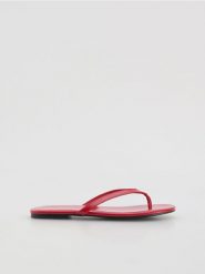 Klapki z owczej skóry - czerwony. Czerwone klapki Reserved, bez wzorów, ze skóry, bez obcasa. Za 99.99 zł.