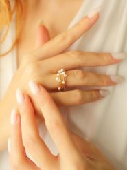 Pierres delicates Pozłacany pierścionek z perłami rozmiar: onesize. Białe pierścionki Pierres delicates, z perłą, pozłacane. Za 32.59 zł.