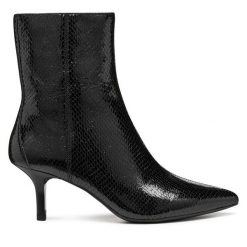 Botki Geox. Czarne botki Geox, bez wzorów, bez obcasa, na szpilce, bez zapięcia. Za 729.99 zł.