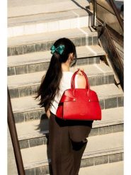 Victor & Hugo Paris Skórzana torebka "Luzd" w kolorze czerwonym - 31 x 24 x 16 cm rozmiar: onesize. Czerwone torby na ramię Victor & Hugo Paris, bez wzorów, z materiału, przez ramię, bez dodatków. Za 387.24 zł.