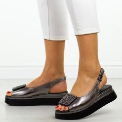 Pewter sandały damskie na platformie Potocki 12590. Szare sandały POTOCKI, z aplikacjami, z jeansu, biznesowe, bez obcasa, na platformie, bez zapięcia. Za 209.00 zł.