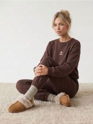 Klapki mule z imitacji zamszu i futerkiem - żółty. Żółte klapki Sinsay, bez wzorów, bez obcasa. Za 39.99 zł.