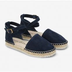 Marc O\'Polo Sandały Marc O'Polo W 10415613801305 890 niebieskie. Niebieskie sandały bez wzorów, z gumy, eleganckie, bez obcasa, bez zapięcia. W wyprzedaży za 571.10 zł.