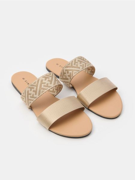 Klapki z ozdobnym detalem - kremowy. Białe klapki Sinsay, bez wzorów, bez obcasa. Za 22.99 zł.