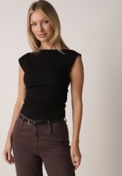 Czarna Bluzka z Elastycznego Materiału z Dekoltem Łódką Megaris. Czarne bluzki Born2be, m, bez wzorów, z jeansu, eleganckie, bez kołnierzyka, bez ramiączek. Za 59.99 zł.