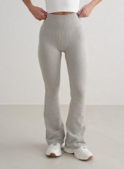 Damskie legginsy bezszwowe, prążkowane, squat proof, dzwony, skrócone szare. Szare legginsy AIM'N, m, bez wzorów, z dzianiny, z podwyższonym stanem, długie. Za 165.76 zł.