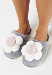 Szare Kapcie z Aplikacją w Kształcie Kwiatka ze Sztucznego Futra Sunildas. Szare obuwie domowe Born2be, z aplikacjami, z gumy, bez zapięcia. Za 39.99 zł.