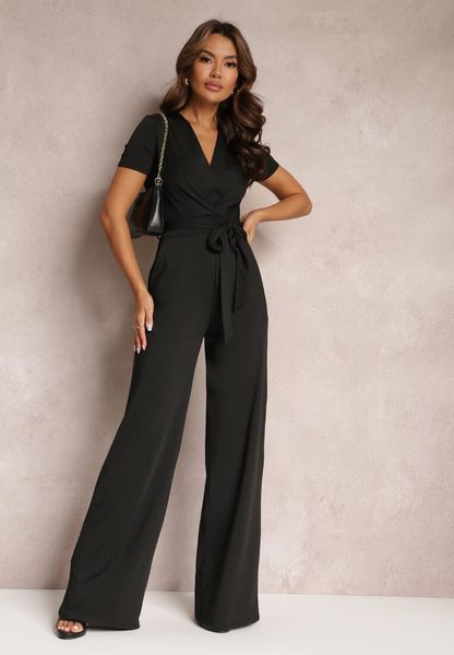 Czarny Wiązany Kombinezon z Długimi Nogawkami i Kopertowym Dekoltem Adithia. Czarne sukienki Renee, s, bez wzorów, bez kołnierzyka, bez ramiączek, mini, kopertowe. Za 69.99 zł.
