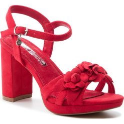 Sandały XTI - 35044 Red. Czerwone sandały Xti, z aplikacjami, ze skóry, bez obcasa, na obcasie, bez zapięcia. W wyprzedaży za 159.00 zł.