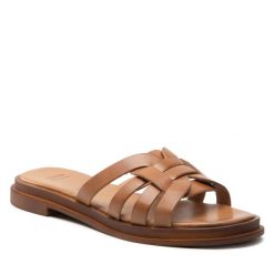 Klapki Bata. Brązowe klapki Bata, bez wzorów, bez obcasa. Za 209.99 zł.