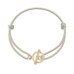 Bransoletka z pozłacanym okrągłym zapięciem na grubym perłowym sznurku. Białe bransoletki Lilou, z perłą, pozłacane. Za 59.00 zł.