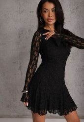 Czarna Sukienka z Koronki Ozdobiona Rozkloszowanymi Rękawami Cinalata. Czarne sukienki Renee, l, bez wzorów, z koronki, eleganckie, bez kołnierzyka, bez ramiączek, mini, dopasowane. Za 169.99 zł.