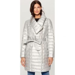 Płaszcz z wiązaniem w talii - Srebrny. Płaszcze Mohito. W wyprzedaży za 169.99 zł.