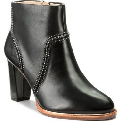 Botki CLARKS - Ellis Betty 261291714 Black Leather. Czarne botki Clarks, bez wzorów, z materiału, bez obcasa, na obcasie, bez zapięcia. W wyprzedaży za 369.00 zł.