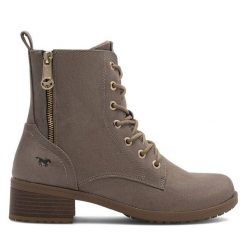 Botki Mustang. Brązowe botki Mustang, bez wzorów, bez obcasa, na płaskiej podeszwie, bez zapięcia. Za 359.99 zł.