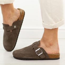 C. Brązowe skórzane klapki damskie Vinceza 101332. Brązowe klapki VINCEZA, bez wzorów, z bawełny, bez obcasa, na płaskiej podeszwie. Za 159.00 zł.