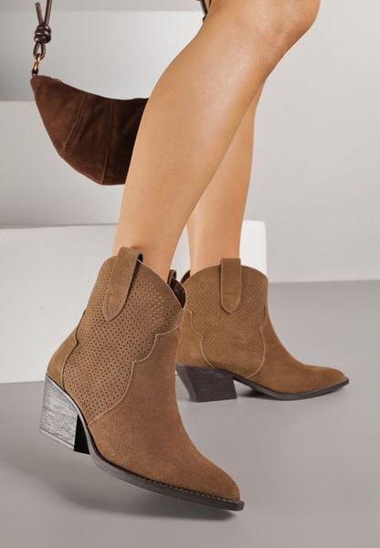 Brązowe Skórzane Botki Kowbojki na Stożkowym Obcasie Elinyra. Brązowe botki Born2be, bez wzorów, z jeansu, bez obcasa, na obcasie, bez zapięcia. Za 199.99 zł.