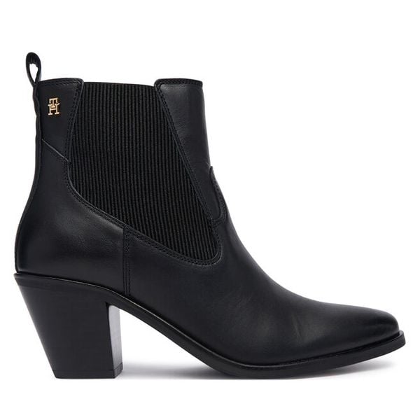 Botki Tommy Hilfiger. Czarne botki TOMMY HILFIGER, bez wzorów, bez obcasa, na słupku, bez zapięcia. Za 749.99 zł.