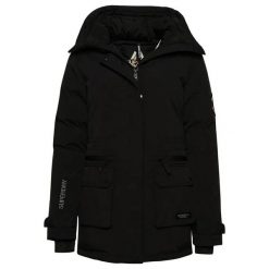 Pikowana parka dla kobiet Superdry City. Czarne parki Superdry, klasyczne, bez kaptura. Za 667.60 zł.