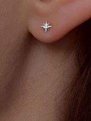 DIA DIAMONDS Srebrne kolczyki-wkrętki z diamentami rozmiar: onesize. Szare kolczyki DIA DIAMONDS, z diamentem, srebrne. Za 161.73 zł.