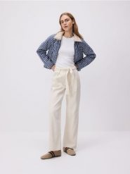 Jeansy wide leg z wiązaniem - złamana biel. Jeansy Reserved, bez wzorów. W wyprzedaży za 89.99 zł.