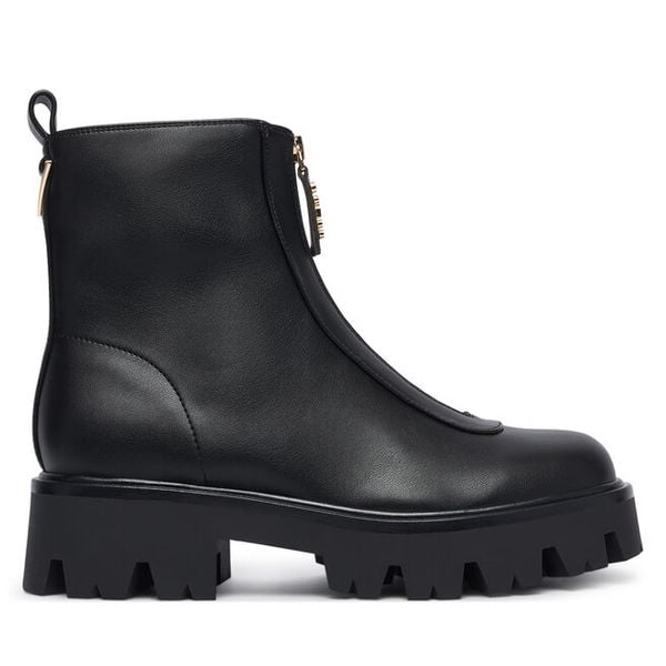 Botki Guess. Czarne botki Guess, z aplikacjami, bez obcasa, na płaskiej podeszwie, bez zapięcia. Za 584.99 zł.