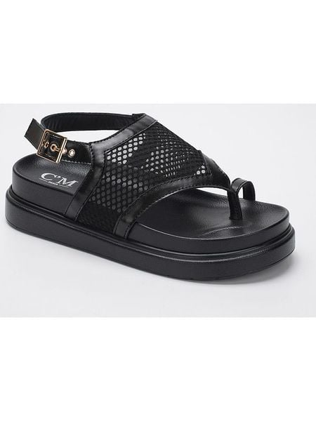 C'M Sandały w kolorze czarnym na obcasie rozmiar: 38. Czarne sandały C'M, bez wzorów, z otwartym noskiem, bez obcasa, na koturnie, bez zapięcia. Za 101.47 zł.