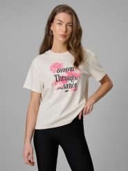 4F T-shirt regular z nadrukiem damski - beżowy L. Brązowe koszulki sportowe 4f, bez wzorów, z dzianiny, bez ramiączek. Za 69.99 zł.