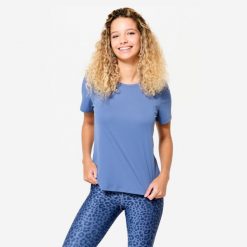 Koszulka fitness damska Domyos krótki rękaw. Niebieskie koszulki sportowe DOMYOS, bez wzorów, z elastanu, bez ramiączek, na fitness i siłownię. Za 39.99 zł.