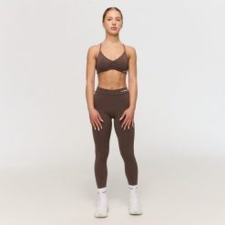 Legginsy damskie fitness z wysokim stanem cappuccino Fierce V-back. Brązowe legginsy GYMBEAM, s, bez wzorów, z elastanu, z podwyższonym stanem, długie. Za 113.90 zł.